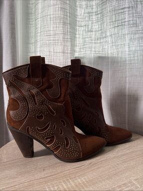 Carlos Women’s Brown Suede Western Ankle Boots